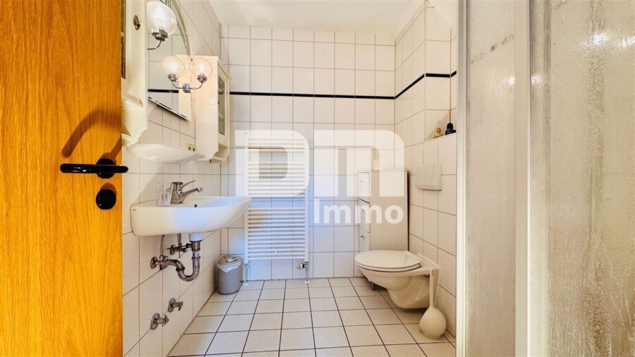 Opulente Gästehausanlage mit 13 Zimmern,2 Sälen,Gastronomiebetrieb + Betreiberwohnung - DG Gebäude 3 Ferienwohnung groß / Bad Dusche